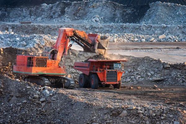 Grande caminhão de mineração descarregar carvão — Fotografia de Stock