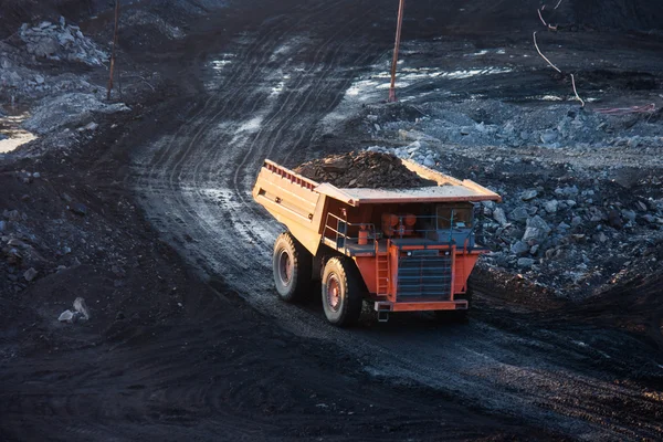 Kömür hazırlama tesisi. Büyük araştırma kamyon, İş Makinası kömür trans — Stok fotoğraf