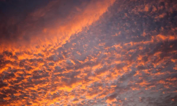 Himmel und Wolken am Abend bei Sonnenuntergang — Stockfoto