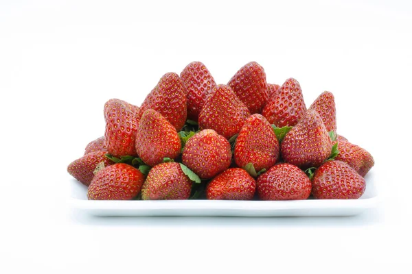 Pile de fraises dans un bac en mousse — Photo