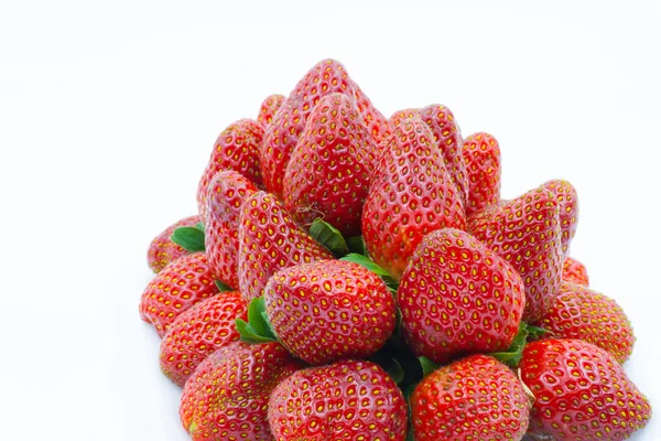 Pile fraises isolées sur un fond blanc — Photo