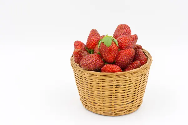 Fraises dans le panier sur fond blanc — Photo