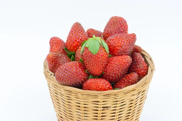 Fraises dans le panier sur fond blanc — Photo