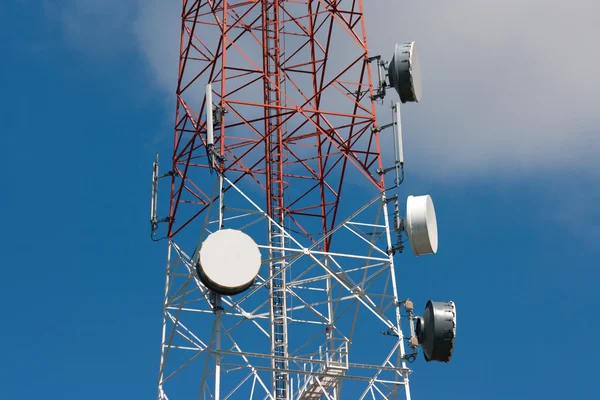 Telecommunicatie toren onder de blauwe hemel — Stockfoto