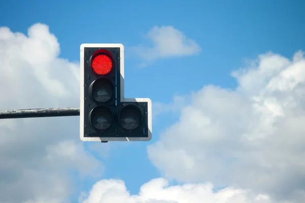 Red light traffic lights against blue sky background. — Stock Photo, Image