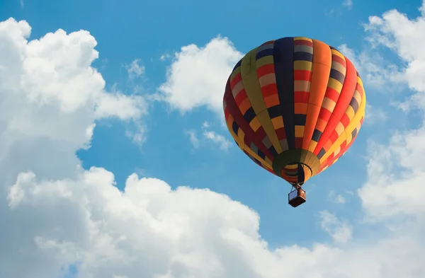 Balon na ogrzane powietrze na niebie — Zdjęcie stockowe