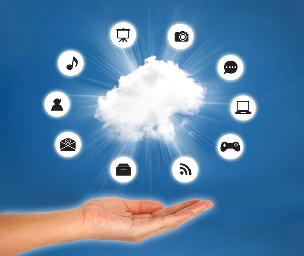 Cloud å mot blå himmel. Cloud computing koncept. — Stockfoto