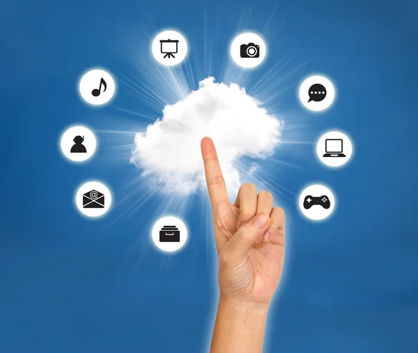 Kvinnlig hand pekar på molnet med ikonen mot blå himmel. Cloud co — Stockfoto