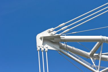 Mavi gökyüzü çelik yapı yakın çekim