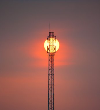 Gün batımında telekomünikasyon kuleleri