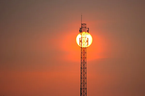 Telekommunikation torn vid solnedgången — Stockfoto