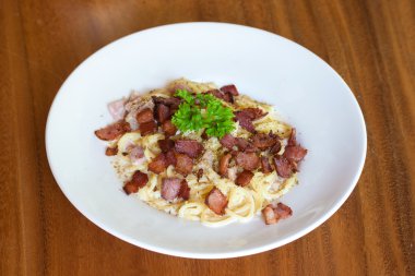 Tabak spagetti carbonara göz ardı atış