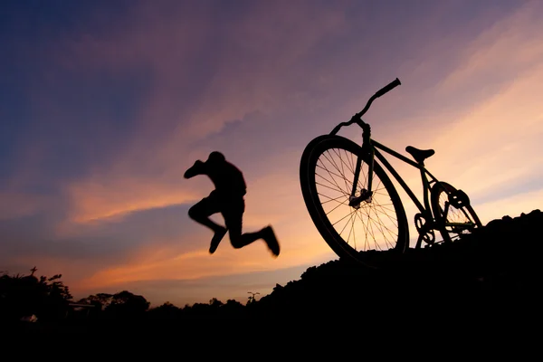 Vélo silhouette au coucher du soleil — Photo