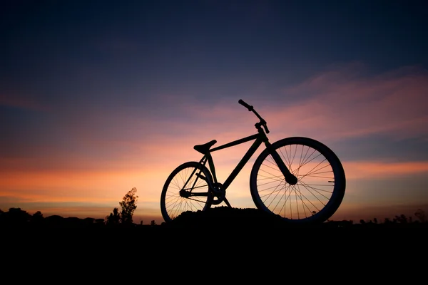 在夕阳中的剪影自行车 — 图库照片