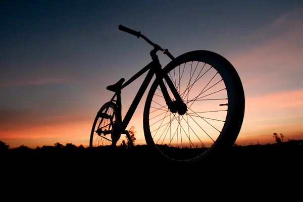 Silhouette Fahrrad im Sonnenuntergang — Stockfoto