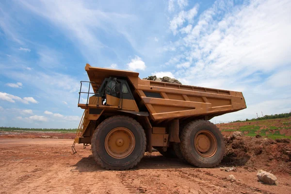 Grote gele mijnbouw vrachtwagen — Stockfoto