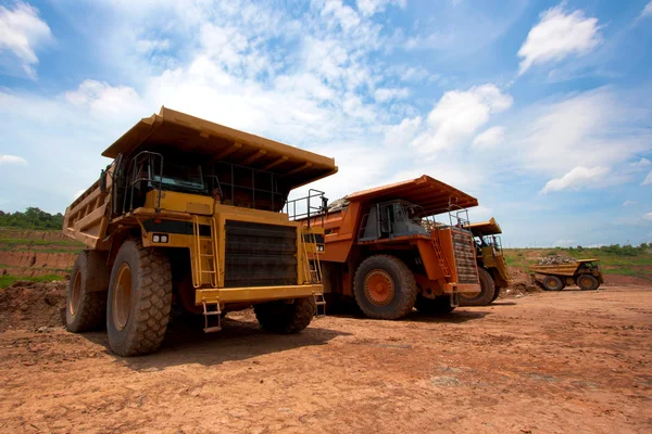 Großer Bergbaulastwagen entlädt Kohle — Stockfoto