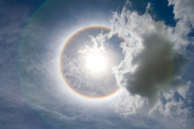 Sun'ın dairesel gökkuşağı - halo güneş