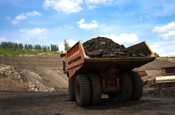 Nagy bányászati, teherautó, leereszti a szén — Stock Fotó