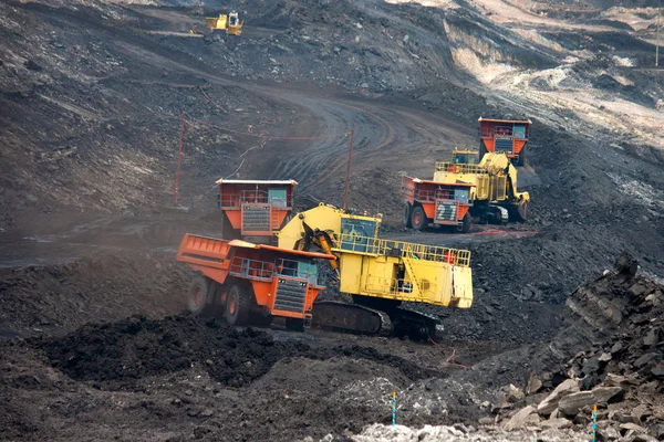 Gran camión minero descargar carbón — Foto de Stock