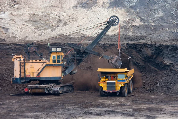 Большой карьерный грузовик разгружает уголь — стоковое фото