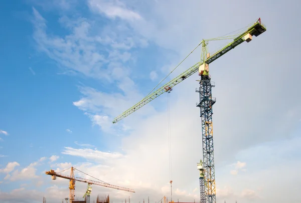 Guindastes de construção industrial — Fotografia de Stock