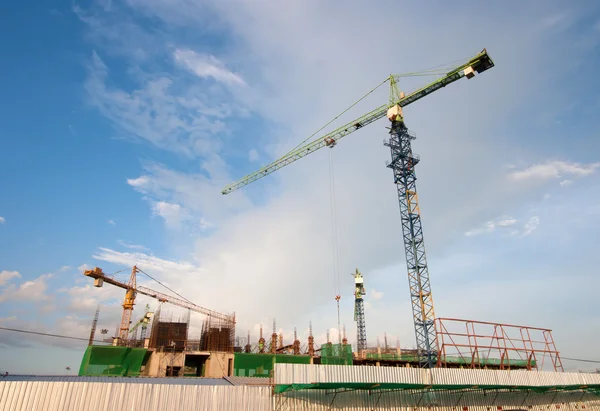 Guindastes de construção industrial — Fotografia de Stock