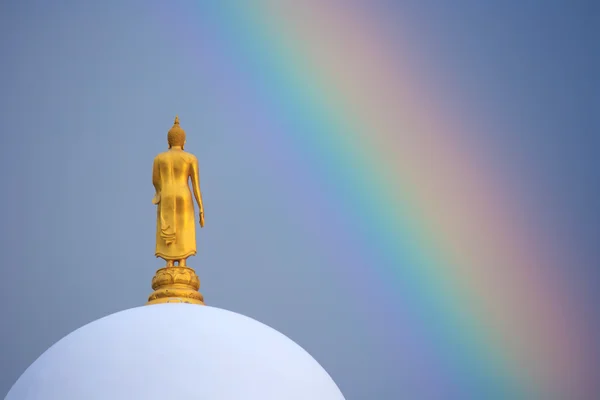 Buddha-szobor a háttérben szivárvány — Stock Fotó