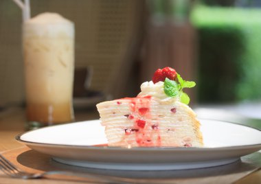 Tablo arka plan üzerinde çilekli cheesecake