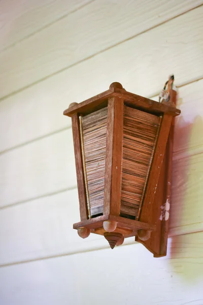 Wood lampa på väggen — Stockfoto