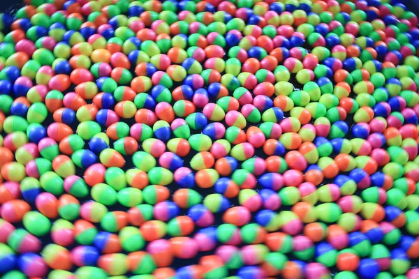 Oeufs en plastique colorés — Photo