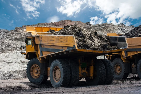 Grote gele mijnbouw vrachtwagen tijdens werk sit — Stockfoto