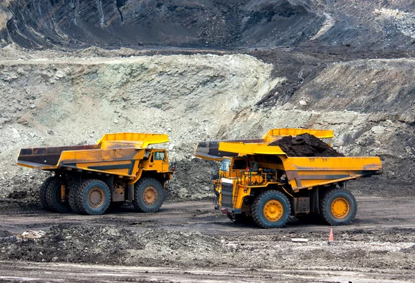 Grande caminhão de mineração amarelo no trabalho sentar — Fotografia de Stock