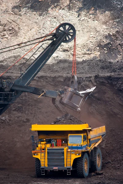 Velké důlní vozík vykládku uhlí — Stock fotografie