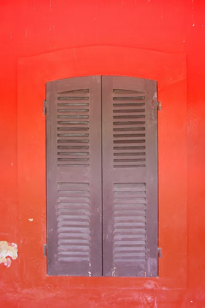 Окно на красной стене — стоковое фото