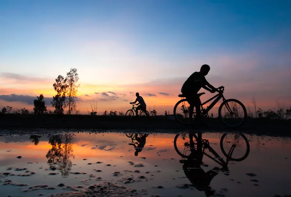 Силует велосипедист захід сонця — стокове фото