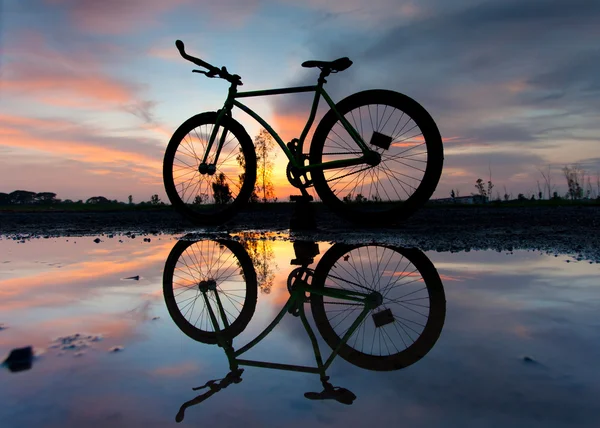 Gün batımında bir bisikletin silueti — Stok fotoğraf