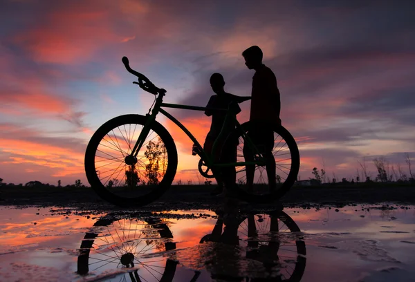 Silhouette eines Fahrrads bei Sonnenuntergang — Stockfoto