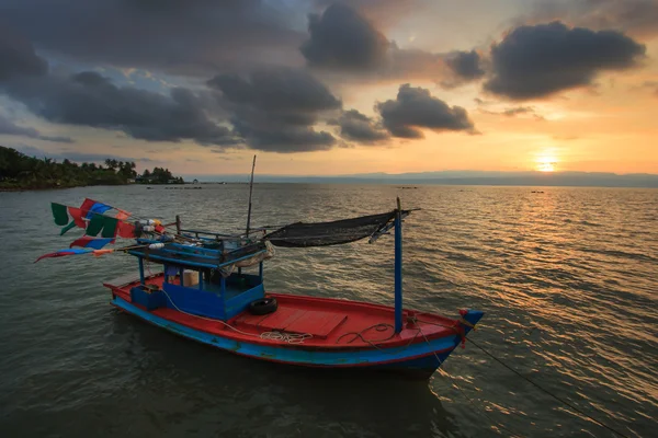 Bateau de pêche thaïlandais utilisé comme véhicule pour trouver du poisson dans la mer. — Photo