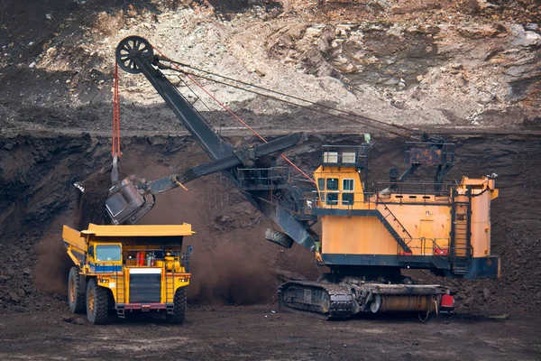 Grande caminhão de mineração descarregar carvão — Fotografia de Stock