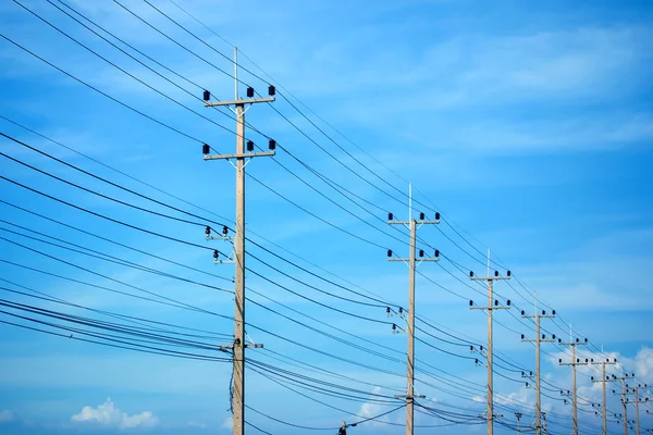 Лінії електропередач на синьому небі — стокове фото