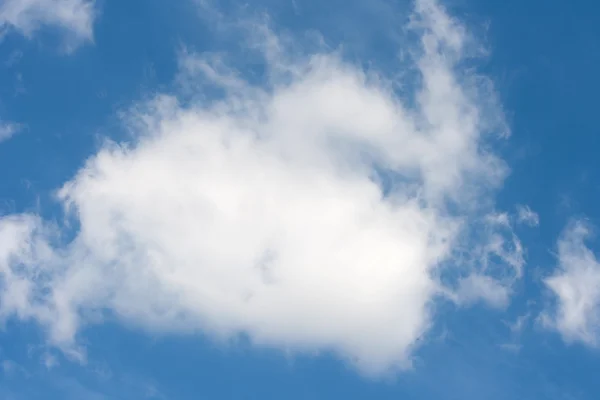 Cielo azul con nube — Foto de Stock