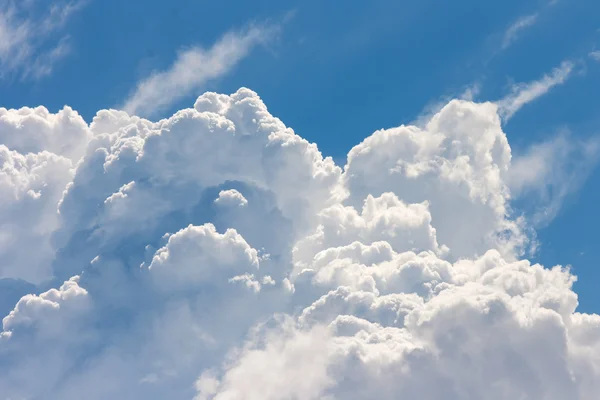 Cielo azul con nube — Foto de Stock