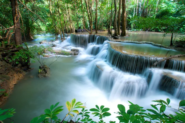 Cascada en la provincia de Kanchanaburi, Tailandia — Foto de Stock