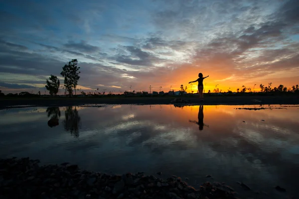 Silhouette Frauen bei Sonnenuntergang — Stockfoto