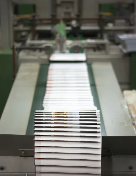 Matbaa - satır bitirme. Post basın finiş hattı makine: kesme, kırpma, ciltsiz.