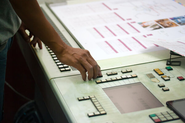 Принтер проверяет тираж за столом
