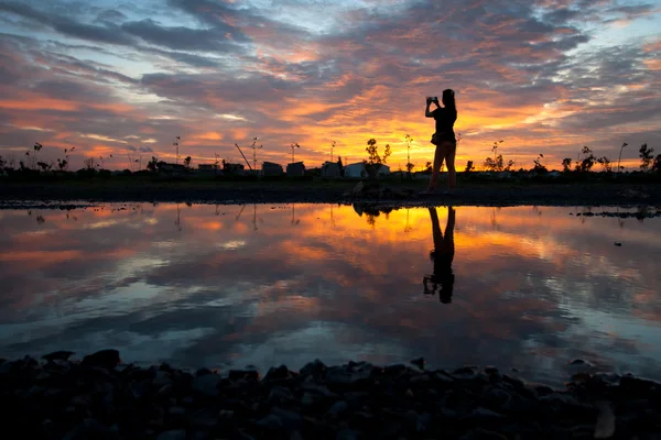 Silhouette Frauen bei Sonnenuntergang — Stockfoto