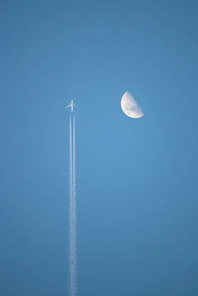 飞机在天空在月亮附近 — 图库照片