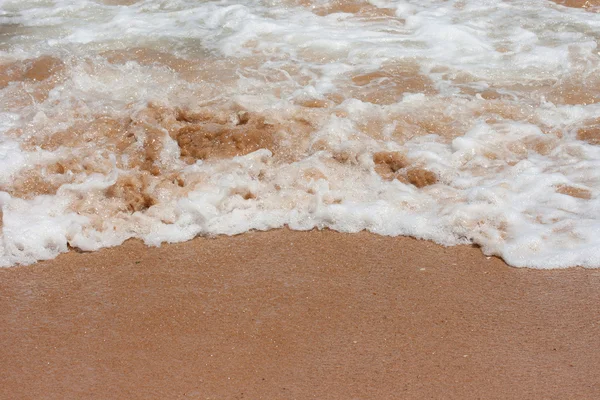 Moře s vlnami a písek — Stock fotografie